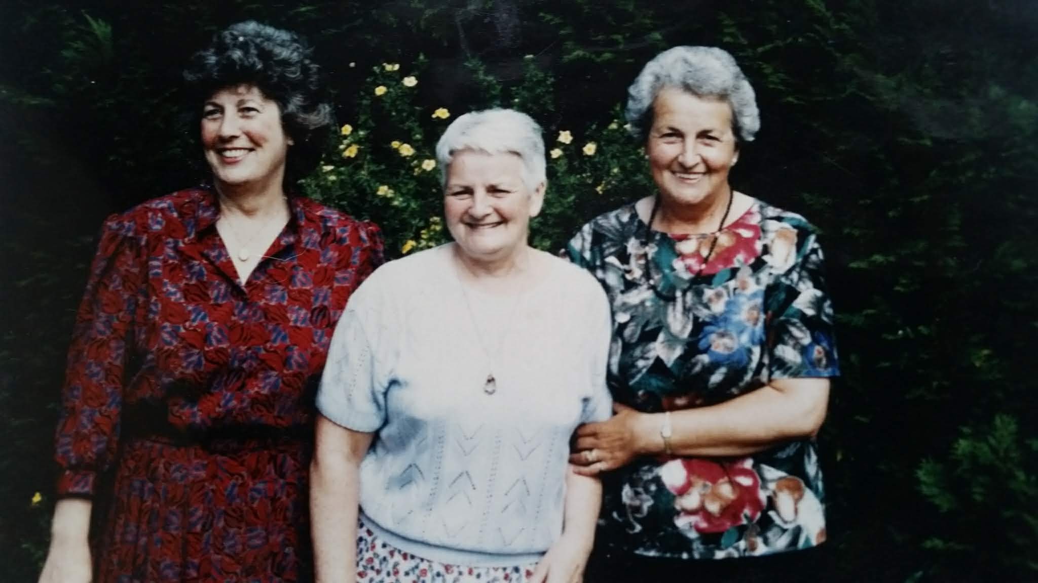Geordie Burrell's Lassies, July 1989, Linked To: <a href='profiles/i455.html' >George Burrell *</a> and <a href='profiles/i410.html' >Mary (May) Geddes MacGregor Burrell</a> and <a href='profiles/i411.html' >Sheila MacGregor Burrell</a> and <a href='profiles/i452.html' >Agnes (Nessie) Cowan Burrell *</a>
